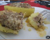 Voici des pommes de terre farcies à la viande hachée, gratinées de fromage, excellentes avec une salade !