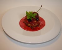 Sablé breton aux éclats de pistaches vertes, poêlée de fruits rouges, chantilly de lemond curd