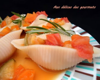 Voici une assiette de conchiglies aux petits légumes accompagnés d'une délicieuse sauce parfumée à l'orange.Ces pâtes en forme de coquillage s'accommodent bien avec ces…