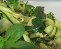 Tagliatelles de courgettes à l'ail et au basilic