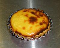 Découper des cercles dans la pâte et ensuite les mettre dans un petit moule à tarte. Faire bouillir le lait et faire les différentes étapes.