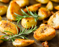 Pommes de terre rôties : l’ingrédient insoupçonné qui fait toute la différence pour apporter du croustillant