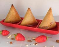 Une gourmandise croustillante au cœur fondant de fraises et d'amandes.