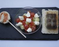 Une assiette d'amuses-bouches sur le thème des bonbons pour amuser les enfants.Une sucette au saumon Une salade italienne façon Dragibus Un ourson aux foies de volailles