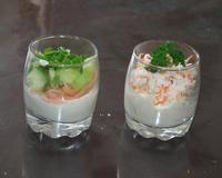 Petites verrines avec saumon fumé, concombre et surimi.
