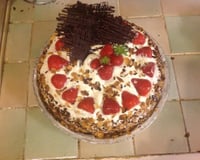 Fraisier en décor d'amandes effilées