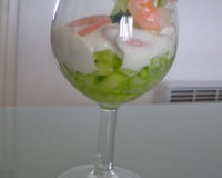 Verrines de crevettes au fromage blanc sur son lit de concombre