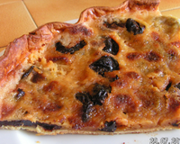 avec 1 pâte brisée, des pruneaux (peut se faire avec d'autres fruits également), 10 mn prépa. 35 mn four, c'est délicieux