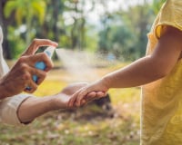 J’ai mélangé ces deux huiles dans un flacon pour notre soirée barbecue : tout le monde a exigé de repartir avec la recette de ma lotion