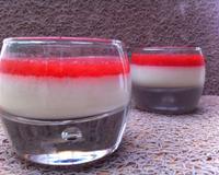 Panna cotta à la rhubarbe surmontée de sa gelée de fraises.
