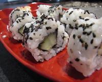 Voici une autre version des makis. Le riz est à l'extérieur, parsemé de quelques graines de sésame noires.