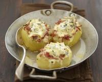 Lundi des patates, mardi des patates. Oui mais aujourd'hui les patates se font bonnes à tomber par terre : jambon, tomate, Bresse Bleu, on va les dévorer !