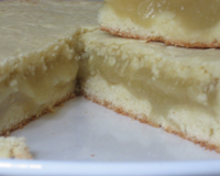Un gâteau savoureux à la compote de pommes.