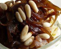 Mélange sucré salé. Le salé de la sauce soja permet de confire et de colorer les oignons pour contraster avec le fenouil.
