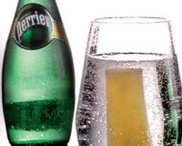 La puissance aromatique du gingembre se marie élégamment à la fraîcheur du PERRIER, offrant ainsi une boisson vivifiante aux sportifs et aux hommes dynamiques.