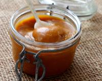 La sauce caramel au beurre salé, c'est la gourmandise que l'on devrait toujours avoir à la maison. C'est bon dans un yaourt, sur une glace, sur une crêpe…