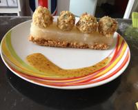 Croquant de biscotte avec sa gelée de poire et boules de roquefort aux noix.