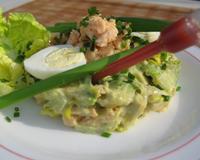 Une salade simplissime qui fait cependant son effet grâce à sa présentation en cercle et à sa sauce aux saveurs originales.
