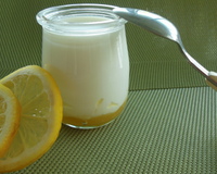 Yaourts à l'arôme citron sur lit de Lemon Curd