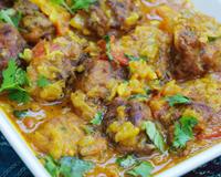 Une recette de cuisine indienne végétarienne originale, des boules de courgette avec une sauce aux épices, les courgettes kofta