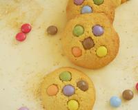 De délicieux cookies moelleux à l'intérieur et croustillants à l'extérieur. Les pépites de chocolat sont joliment remplacés par des Smarties.