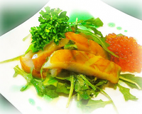 Pêle-mêle d'églefin fumé, œufs de truite, roquette et vinaigrette de persil