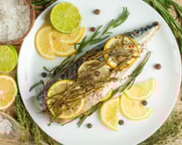 Filets de maquereau grillés au citron, thym et romarin