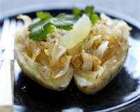 Princesse Amandine à la vapeur, compotée d'oignons doux aux cacahuètes, citron vert et coriandre