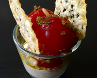 Verrine de petites tomates poèlées au pesto sur crème de pignon, chips de parmesan au sésame noirs