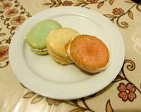 Macarons aromatisés avec du sirop de menthe et de fraise, collés avec la mousse de ricotta.