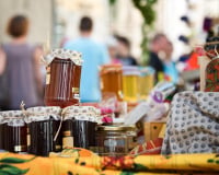 Marchés locaux d’été : comment éviter les pièges et repérer les VRAIS produits de la région ?