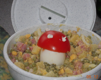 Très répandue en Biélorussie sous le nom de "Salade Olivier", cette salade ressemble à la macédoine, mais à la russe.