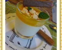 Une panna cotta très fraîche et au goût de l'exotisme avec la noix de coco et la mangue.