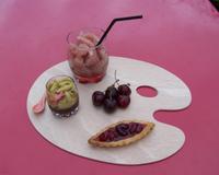 Un goûter composé d'un granité à base de sirop de cerise, d'une verrine de gelée de cerise et rhubarbe confite et d'une petite tartelette garnie de confiture de cerise. Cette…