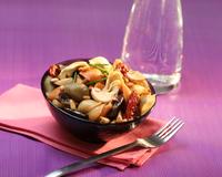 Une recette pleine de couleurs et de soleil : des tomates et des artichauts confits, des aubergines grillées, des champignons de Paris et des pignons dorés,…