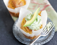 Muffins salés à l'avocat Hass du Pérou, féta et tomates séchées