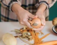 Ne jetez surtout pas les épluchures de ce légume, elles peuvent devenir un super engrais pour les plantes à 0 centimes !