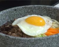 Le bibimbap est l'un des mets les plus populaires de Corée. Un mélange de riz, de viande marinée, de légumes sautés et de sauce piquante.…