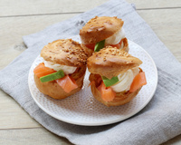 Choux au fromage fouetté, avocat et saumon fumé