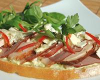 Une tartine salée facile à réaliser et si gourmande... Une recette réalisée par Jean Routhiau !