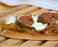 Pizzetta aux figues, oignons confits et chèvre