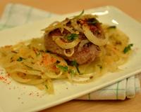 L'agneau est juste poêlé et arrosé de 'grecque ' : jus de citron, huile d'olive, ail et graines de coriandre. La saveur chaude de cette sauce…