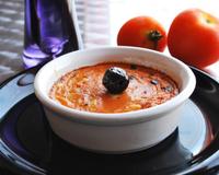 Clafoutis moelleux à base de thon, de tomates et d'olives noires.