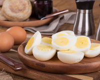 Œufs durs : pourquoi est-il impératif de commencer la cuisson à l’eau froide ?