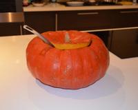 Soupe de citrouille à la crème fraîche et aux brisures de châtaignes poêlées