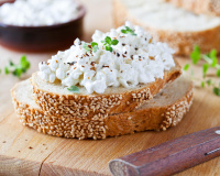 Cottage cheese bien onctueux : voici notre recette maison et économique !
