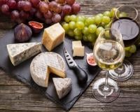 Vin blanc ou vin rouge : lequel s’accorde en réalité le mieux avec les fromages ?