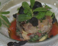 Tartare de thon rouge aux herbes, avocat, oignons nouveaux & tomates de Marmande confites