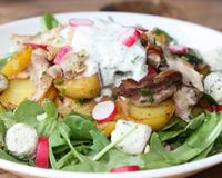 Salade chaude et froide pour un repas d'été