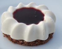 Tiramisu au sirop de fraise et coulis de myrtille